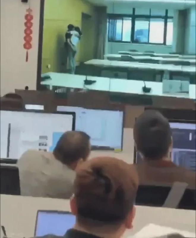 能防雷击难防钢架能抗台风难扛腿软凯时尊龙人生铁塔不雅启示：设