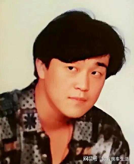 ！他的老婆竟是这位神秘女性！尊龙AG网站何冰27年零绯闻(图2)